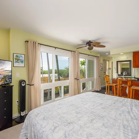 Kona Wave Rider Studio Apt, Your Surf-Inspired Getaway